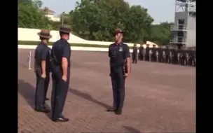 Video herunterladen: 新加坡警察廓尔喀团（Singapore Police Force Gurkha Contingent）结业会操