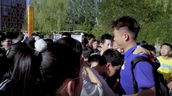 Скачать видео: 最后一次说下课！支教老师告别学生，孩子们哭成泪人