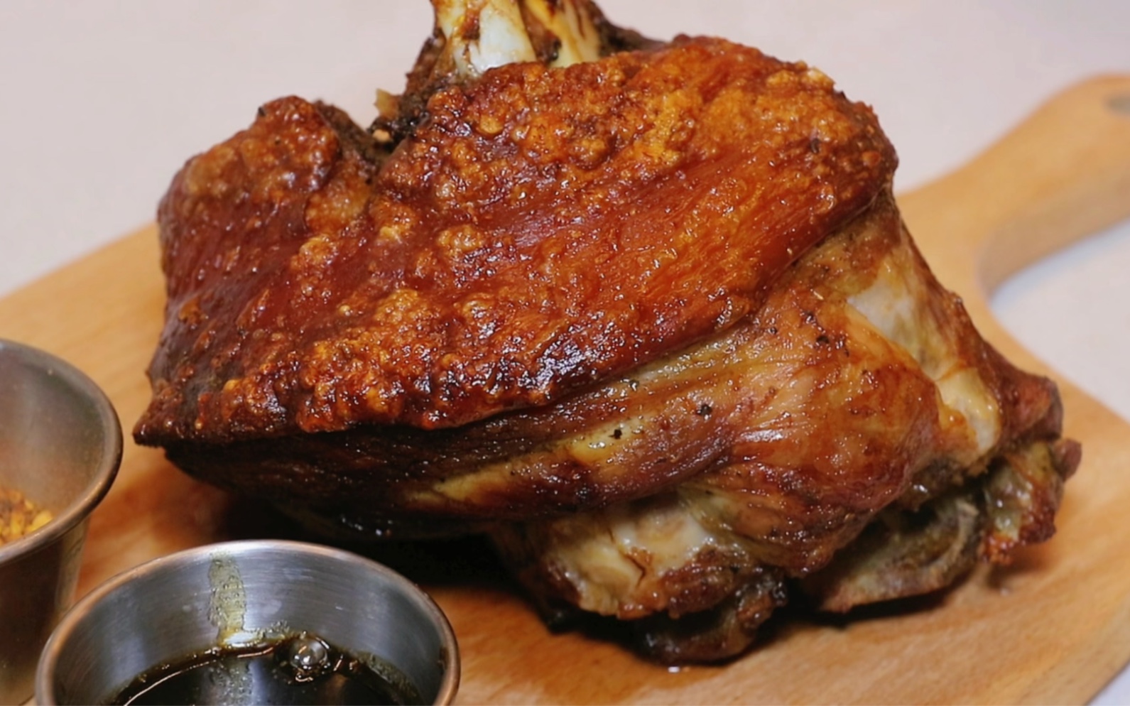 花20块买了个肘子!在家复刻德式脆皮猪肘!