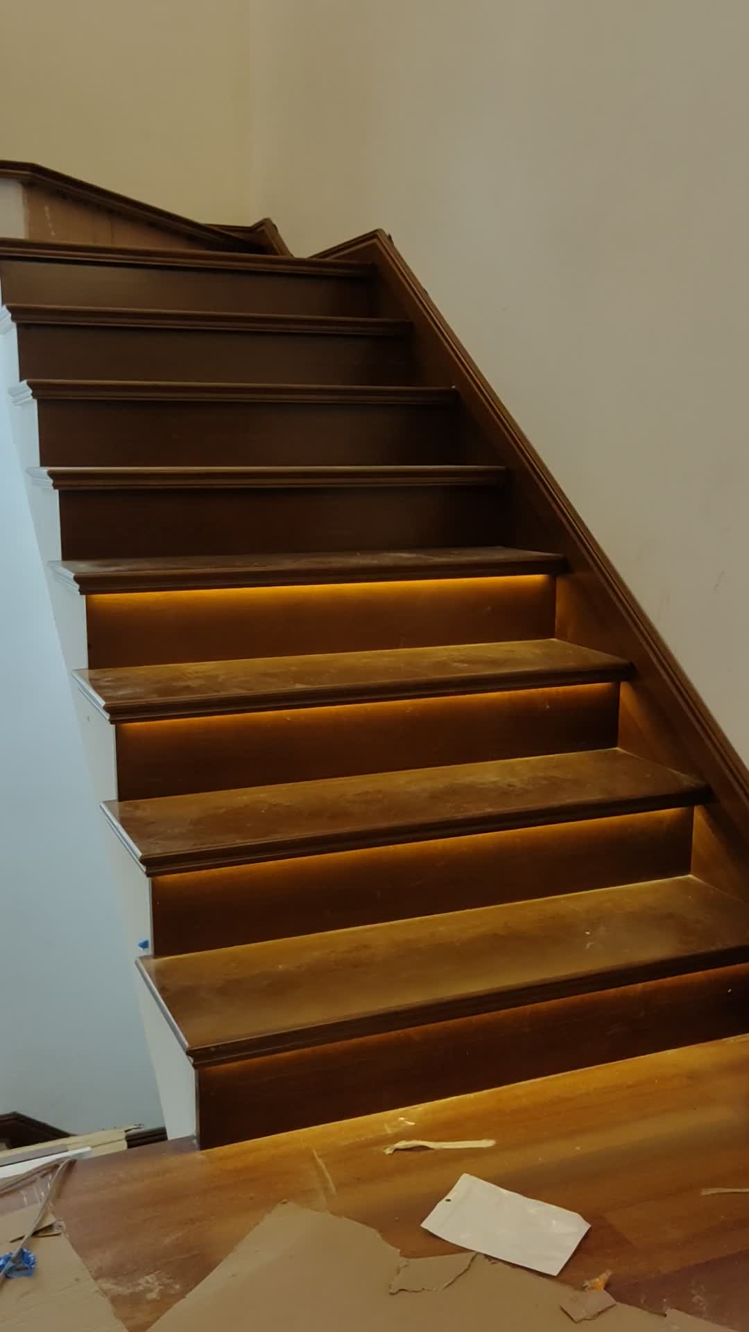 上科智联网红楼梯灯