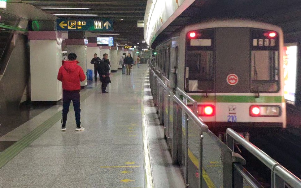 上海地铁2号线02a01型列车(西瓜)0210号车广兰路方向离开陆家嘴站