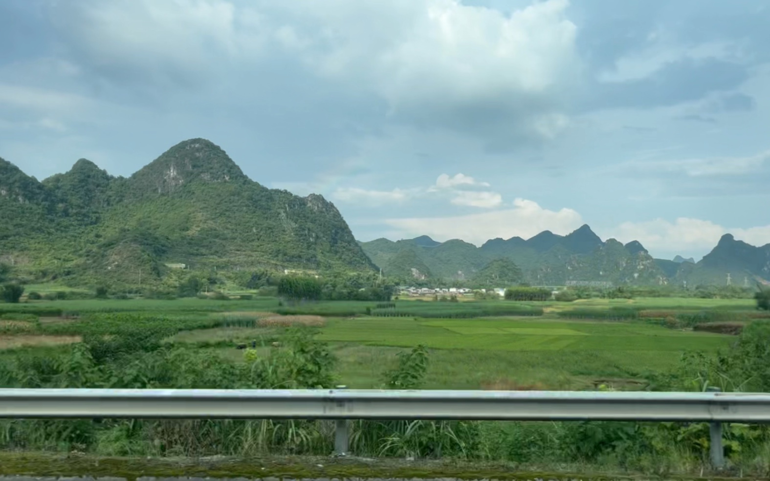 [图]高铁和高速公路上的广西风光