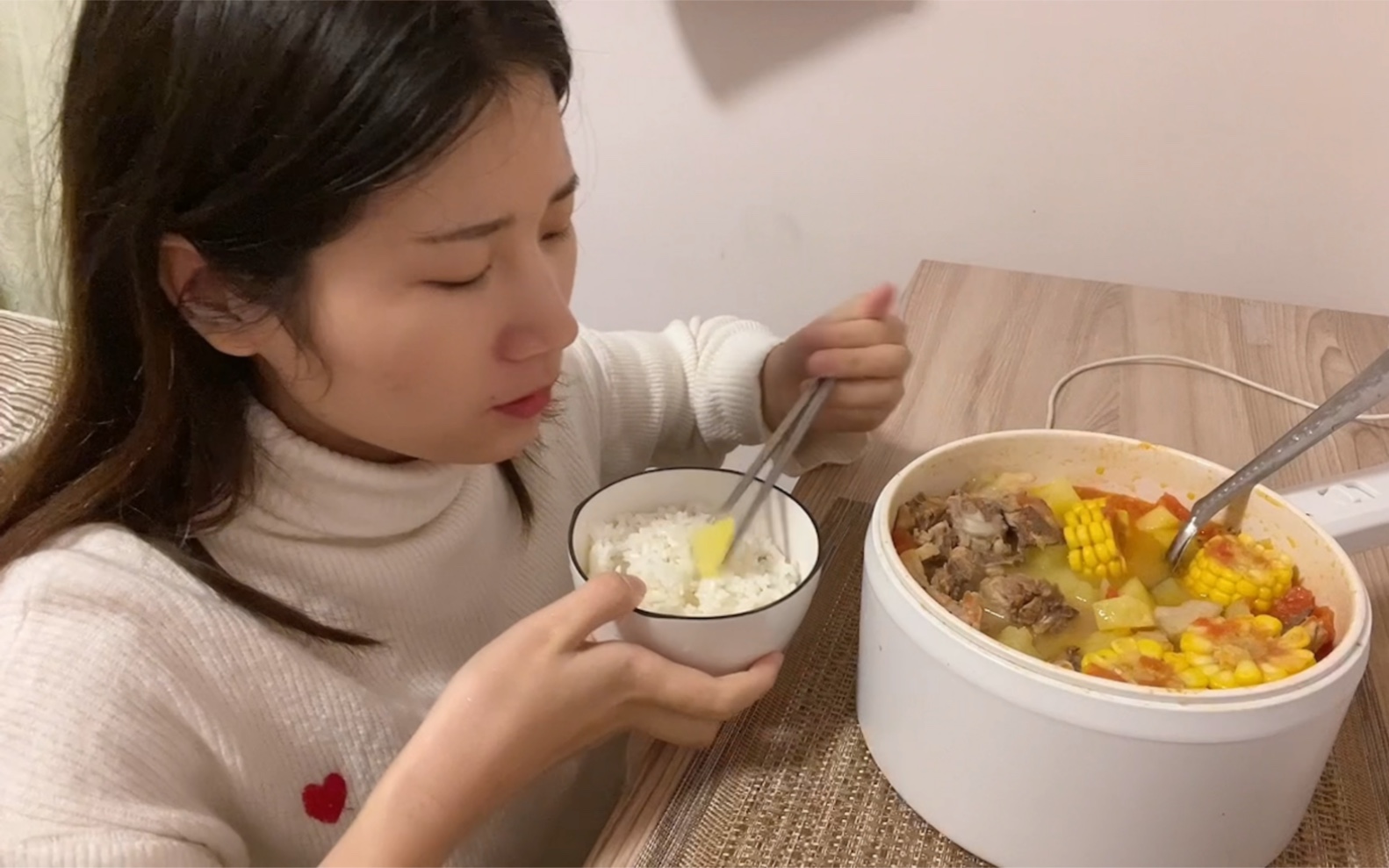 独居vlog|二线城市独居女孩一人食61番茄土豆玉米排骨汤_哔哩哔哩