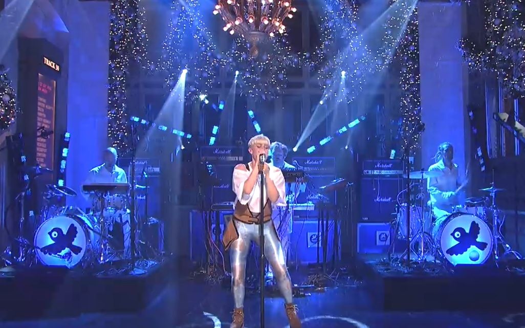 [图]Robyn - Dancing On My Own (Live on SNL 2010)