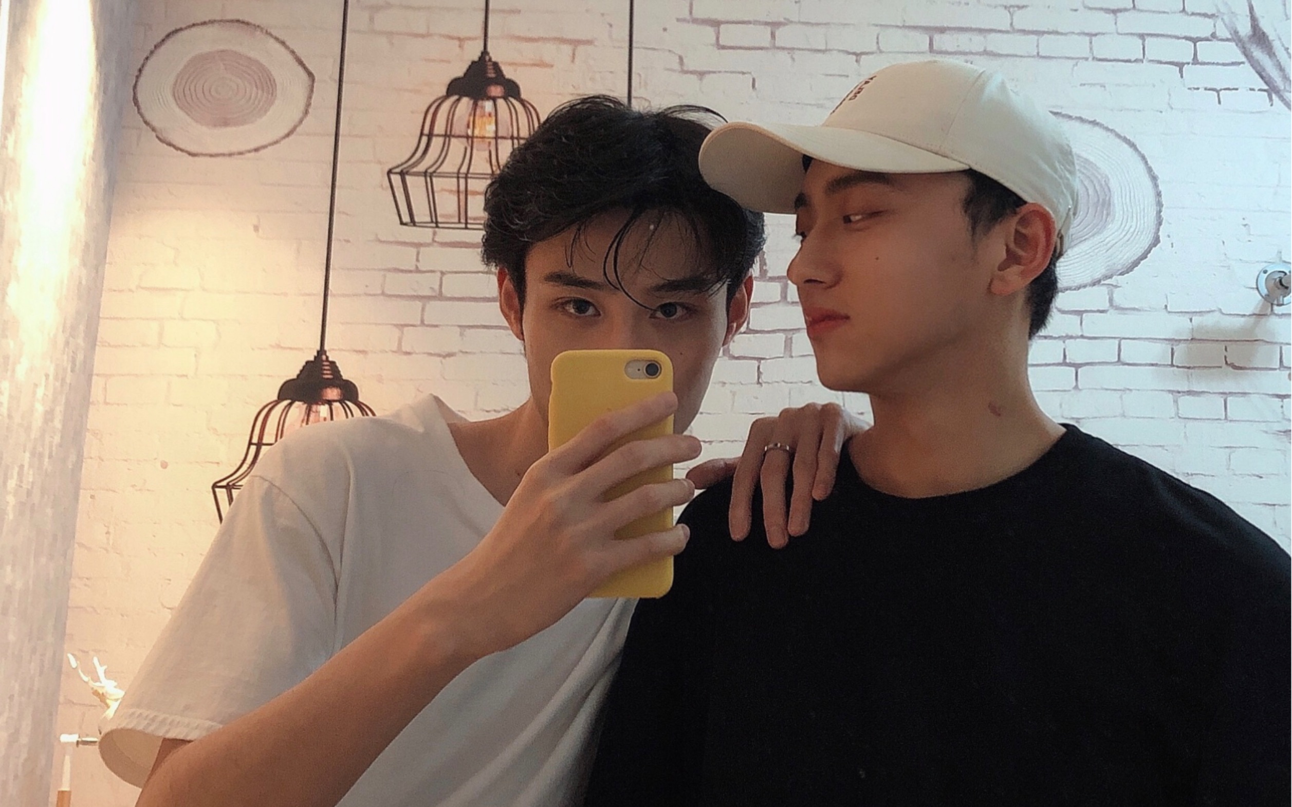 年下攻喊受哥哥,受脸红躲避.