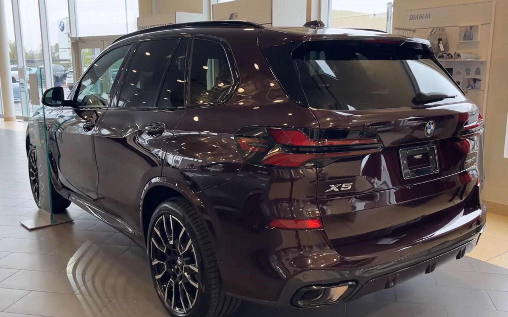 宝马x5酒红色的档次确实很高,哪个中年人看见了不心动呢?