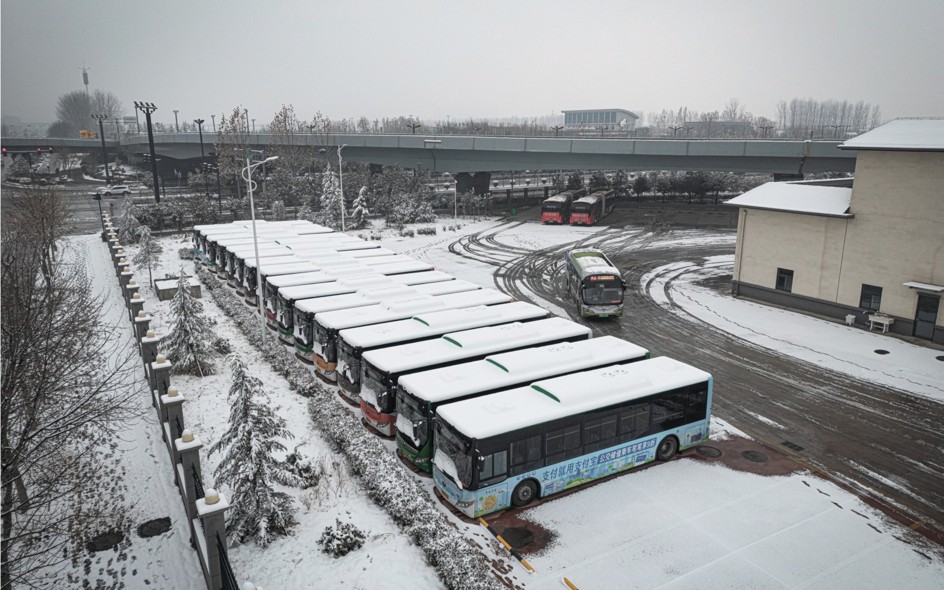 在新年的钟声敲响之际,它们的故事也悄然结束;这批开启了洛阳公交纯电