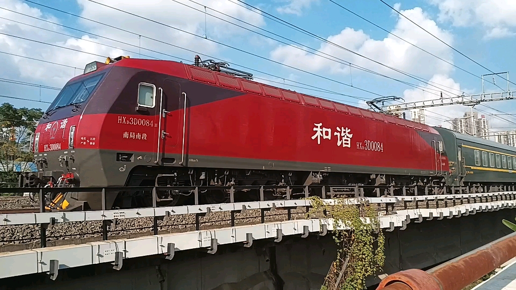 南局南段hxd3d 0084牵引客车k2385次长春到南宁经过南宁市清厢快速路