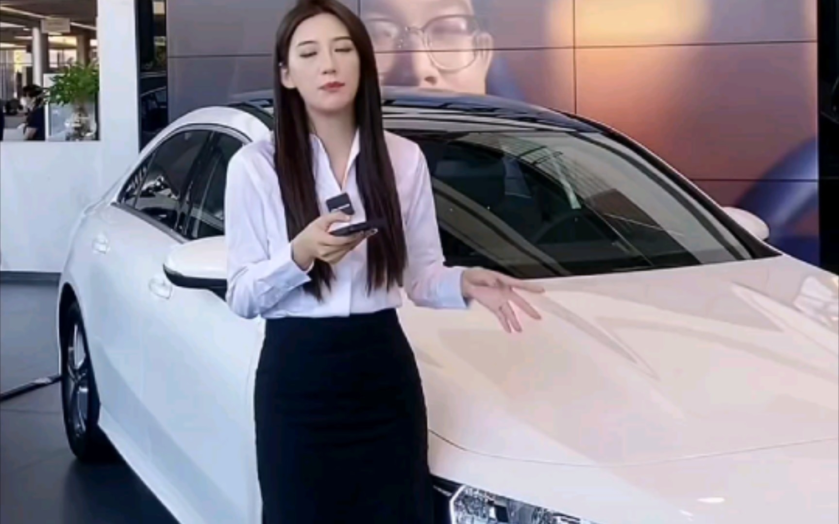 广东中山奔驰小姐姐抖音直播1014