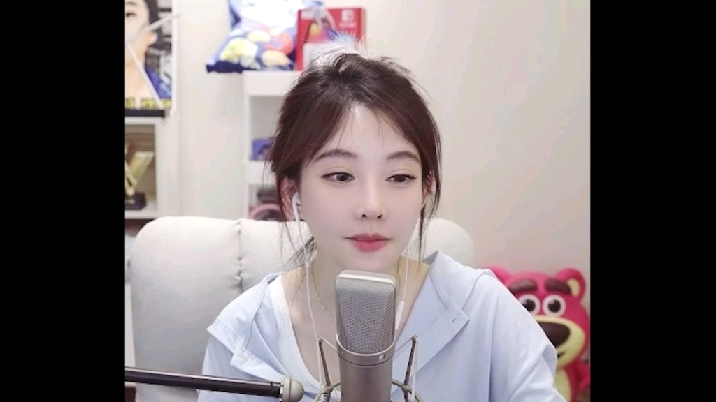 高颜值美女直播玩游戏时睡着了可爱清纯使人怜爱