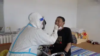 Video herunterladen: 暖心！北京昌平：为行动不便的特殊群体提供上门检测核酸服务