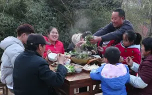 Download Video: 家里来客人，胖妹5斤羊蝎子做火锅，又香又辣，9人围着吃，过瘾