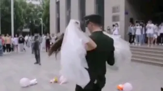 Download Video: 武警小哥向毕业生女友求婚，反收到女友准备的惊喜，网友：双向奔赴的感情最美！       要军恋！关注我！