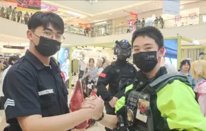 Скачать видео: 洛杉矶警察执法实录，五一合川漫展整活