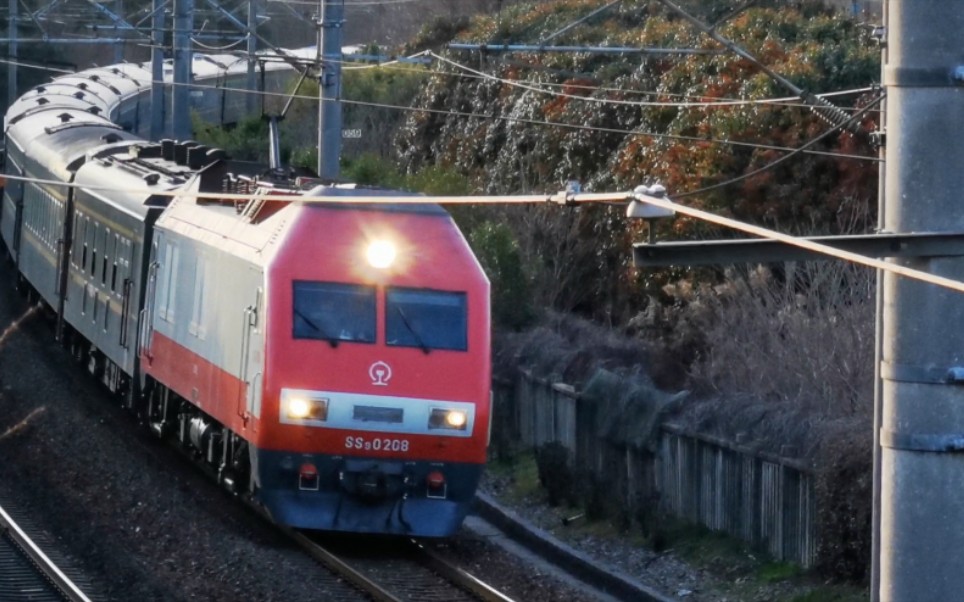 京沪线最后仅存的纯数字列车,上局沪段ss9g 0208牵引1227次列车接近