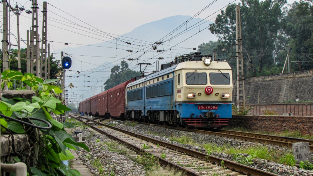 【渡口支线】成局西段ss47059牵引货列驶出密地站