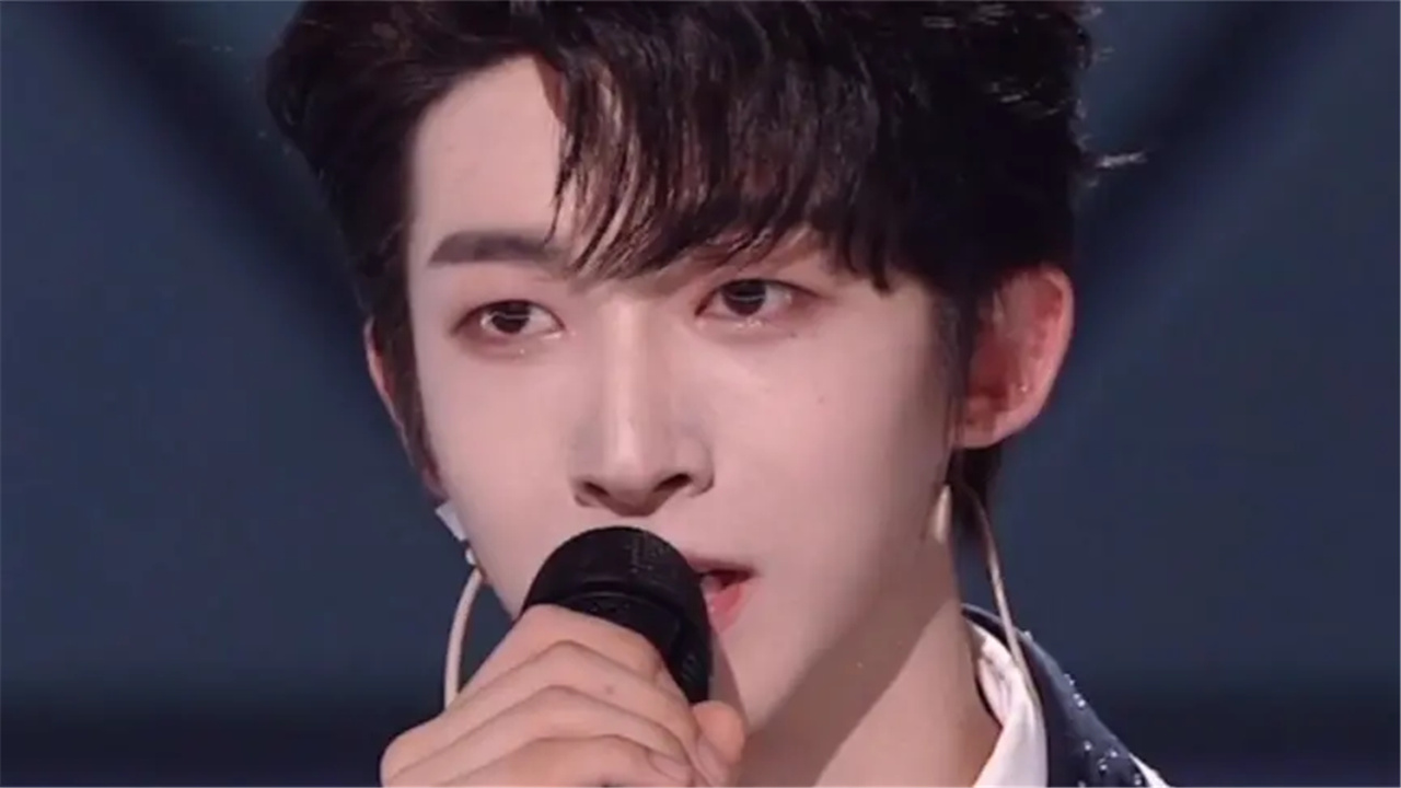 恭喜刘宇c位出道关山酒一把红扇完全看不够