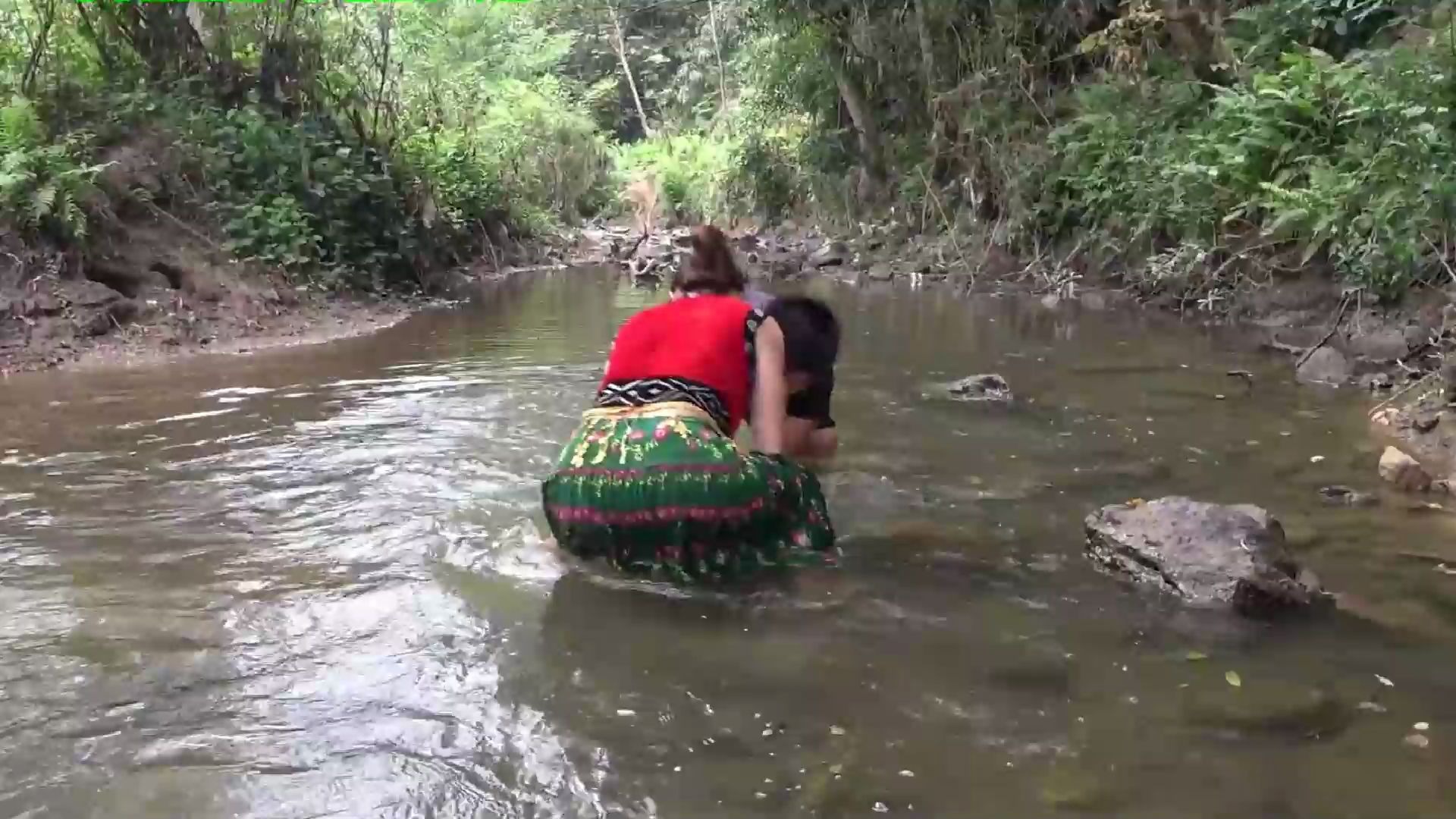 美女河中看到大鱼