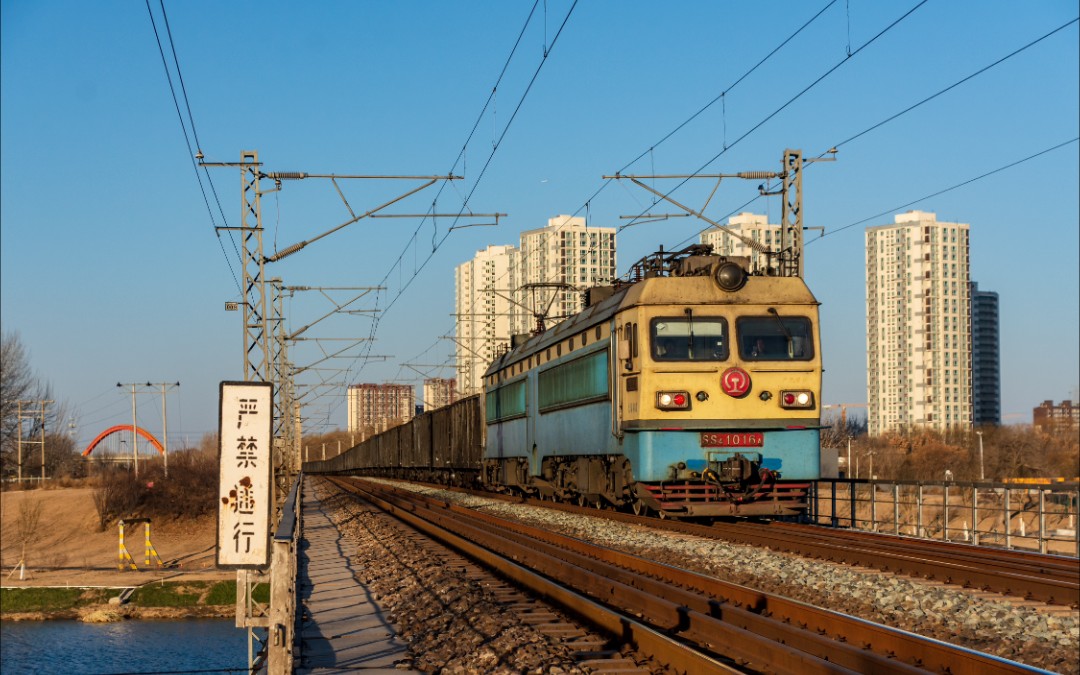 【京承铁路】上行大秦方向来ss4g煤列通过温榆河大桥