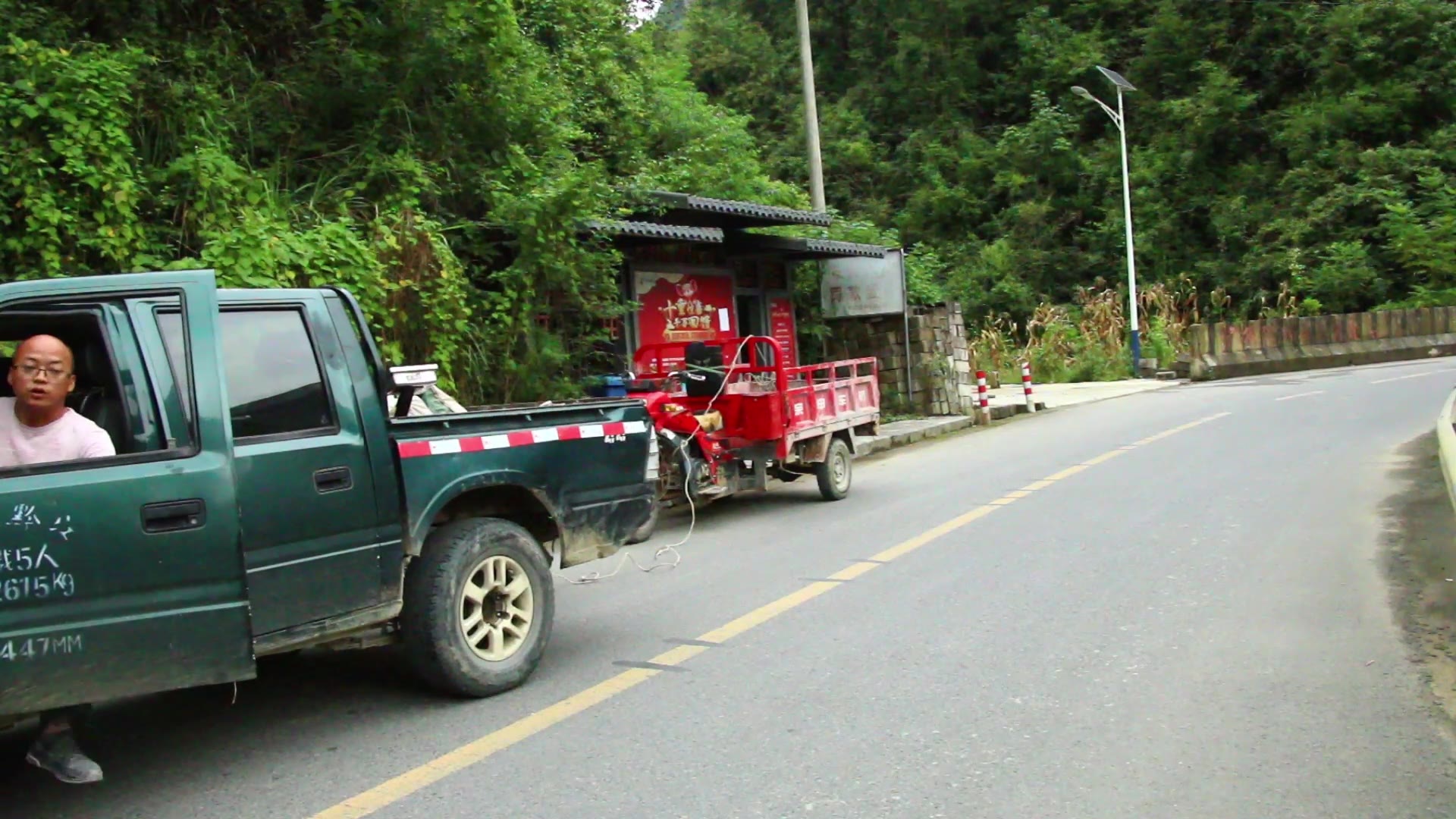 农村山哥三轮车坏路上,山哥急中生智,这样拖去修理厂