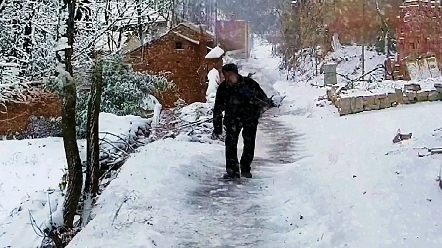 [图]或许我是想家了，又或许是太想念某个背影...出走半生，每当深夜我才发现，自己最想的还是梦里的那个家，不是音乐有毒，是回忆太浓，浓的无药可解！