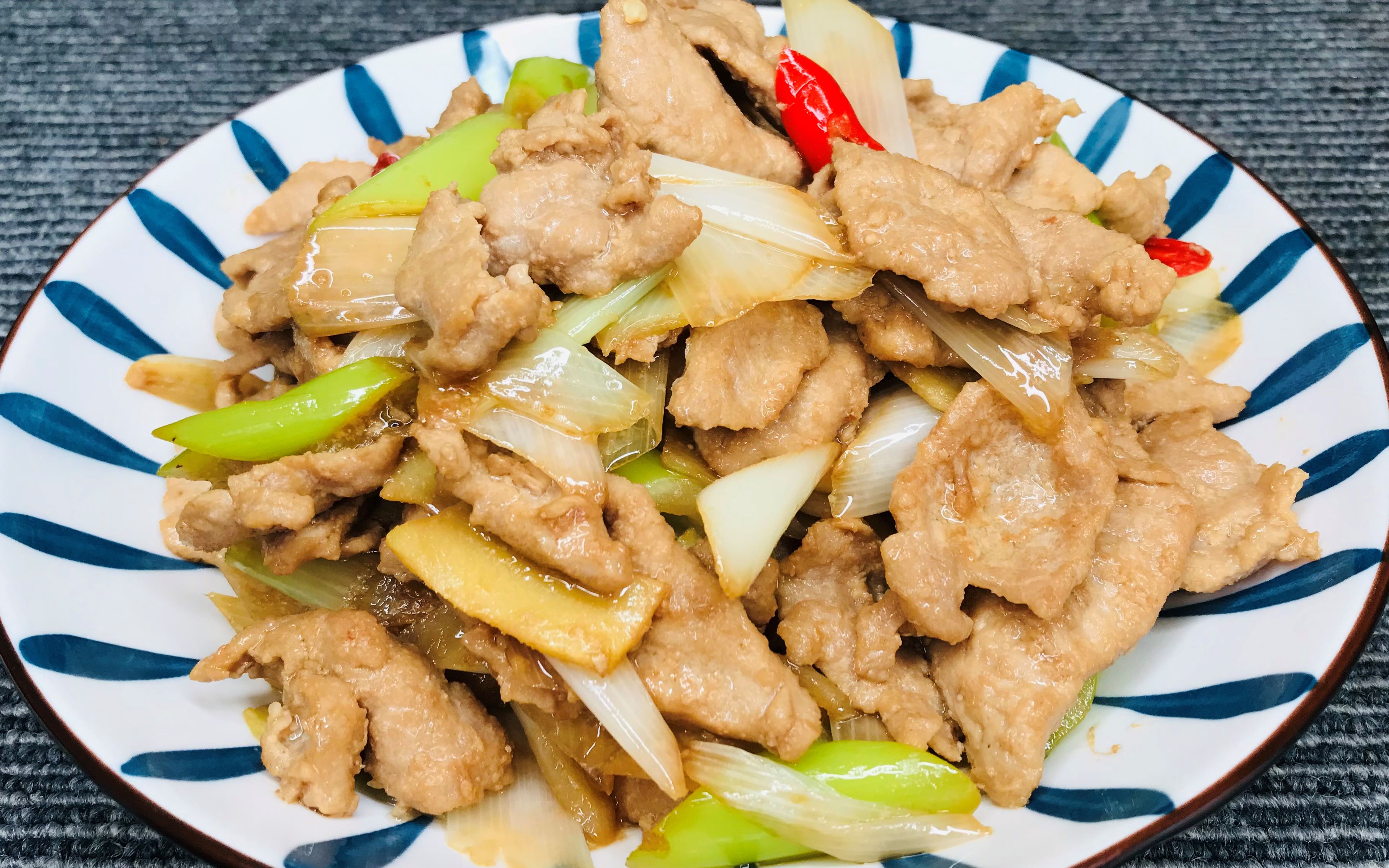 大厨教你传统菜葱爆肉的家常做法葱香浓郁肉片滑嫩下酒下饭