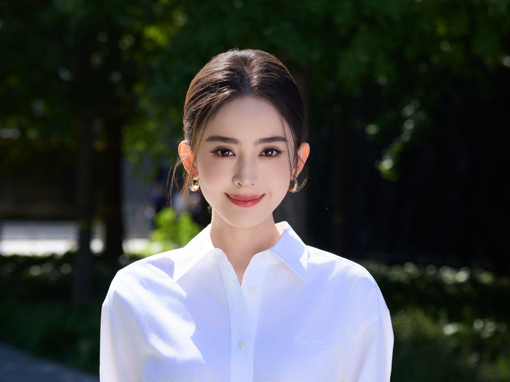 古力娜扎亮相研讨会,身着白衬衣很仙,比颜值更惊喜的的是她的事业