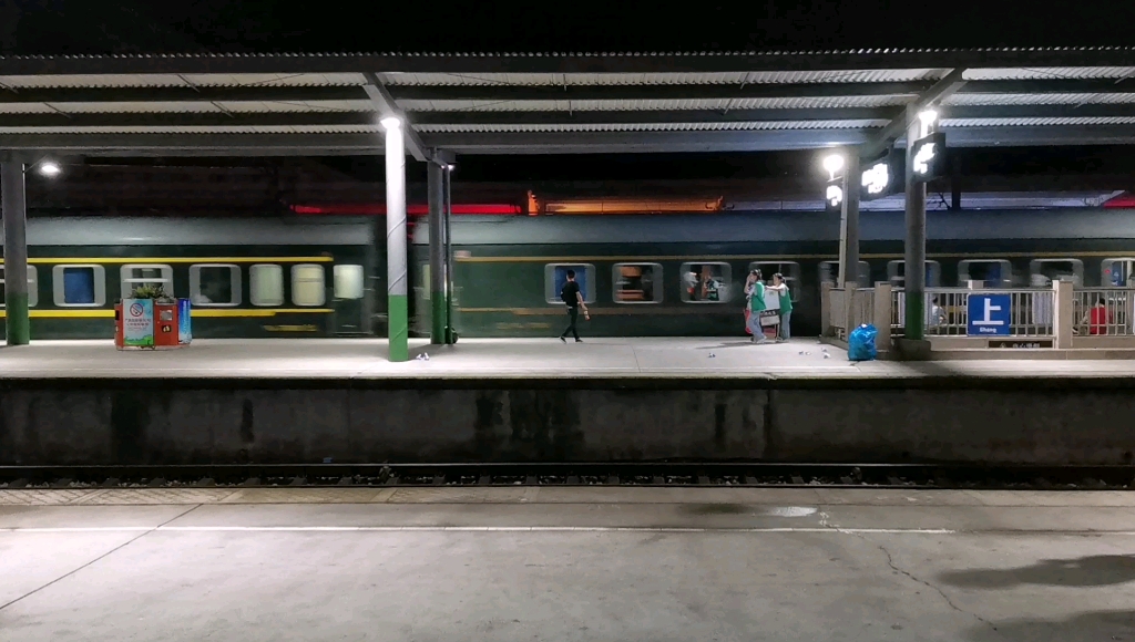 绿皮火车 夜间图片