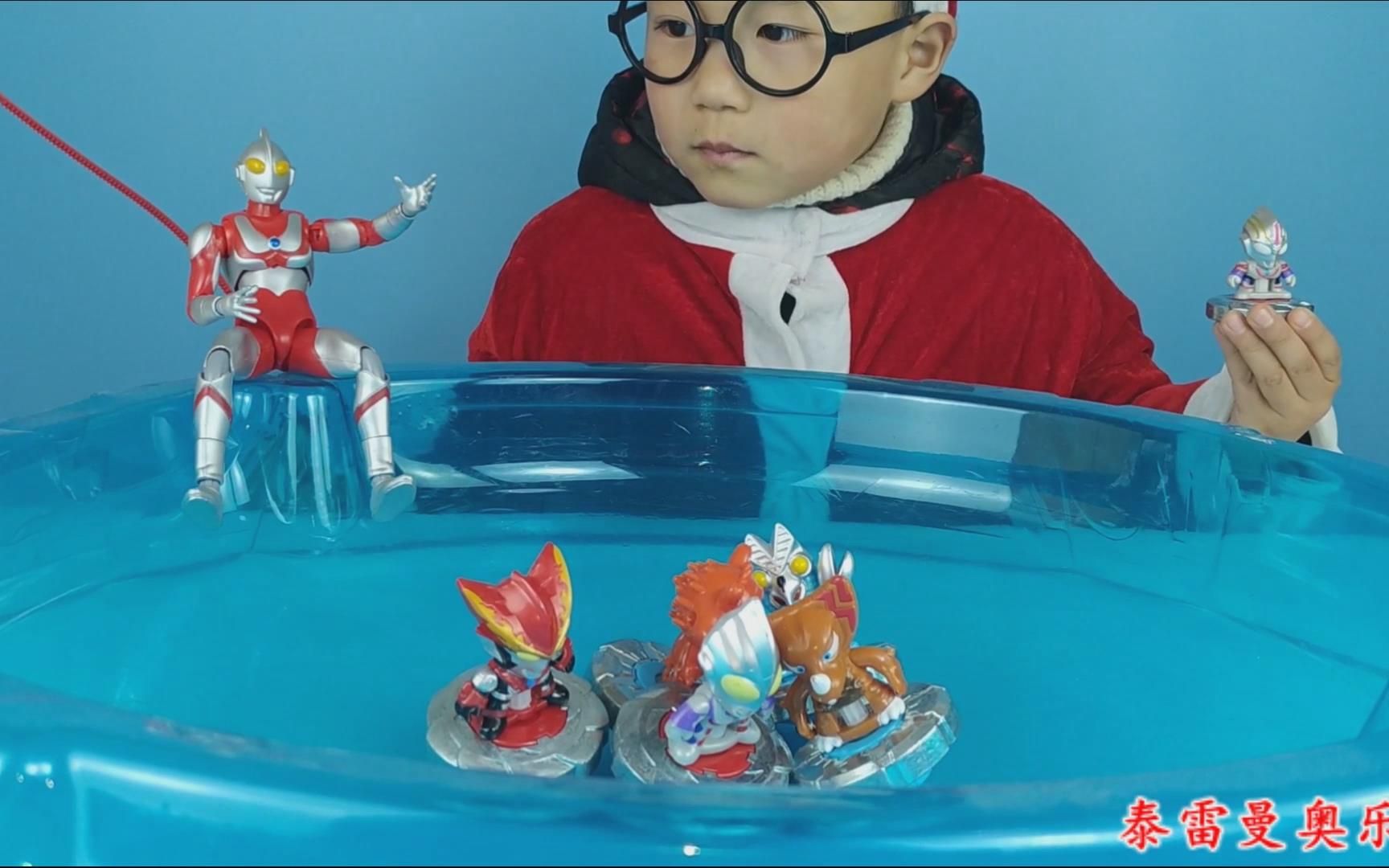 小泽和初代奥特曼一起玩奥特陀螺玩具,六个奥特曼和怪兽陀螺一起旋转