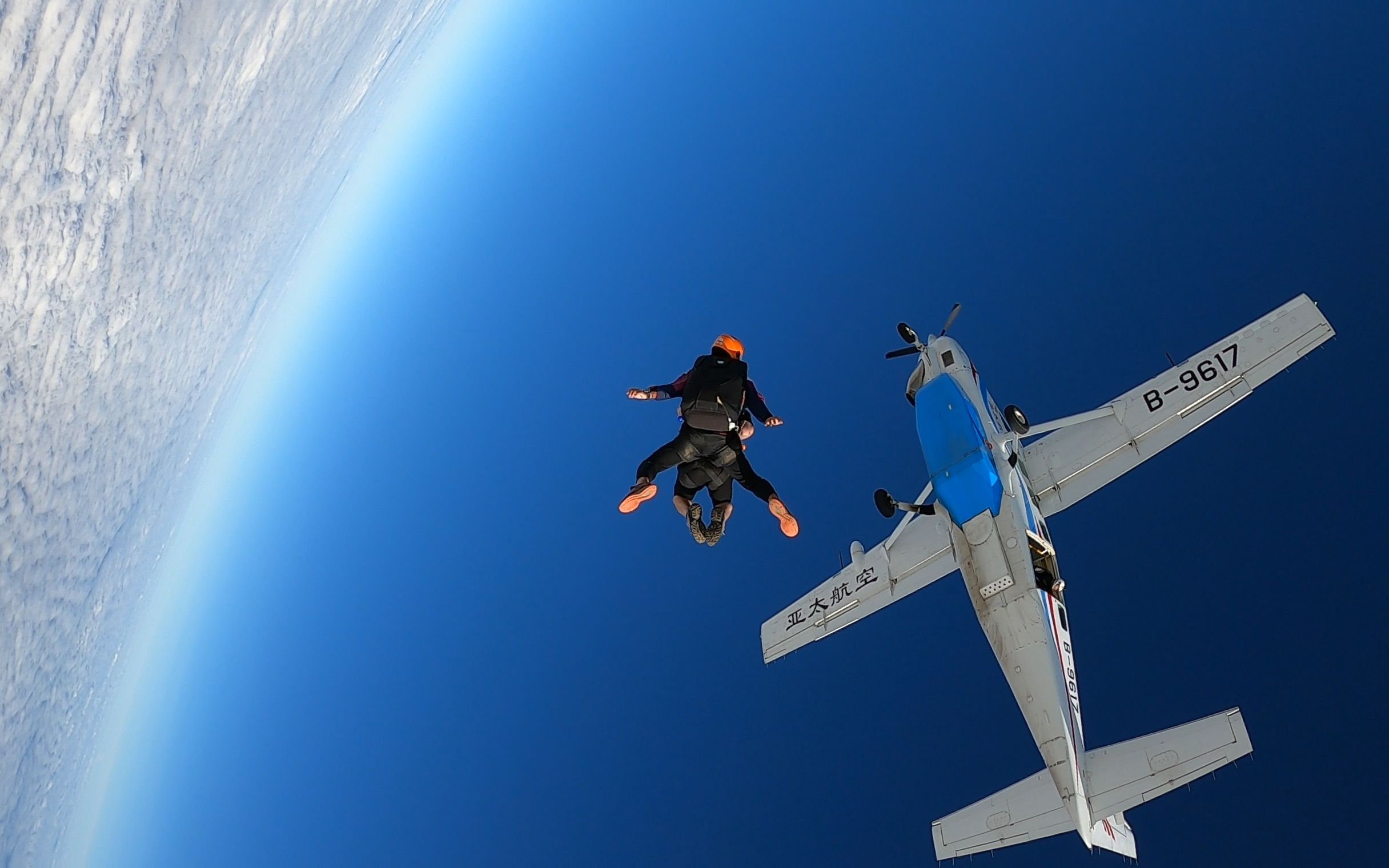 顶碗人四千米高空跳伞,希望引波大的0202_哔哩哔哩_bilibili
