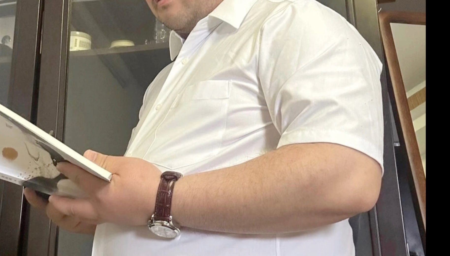 正装中年大叔的肚腩