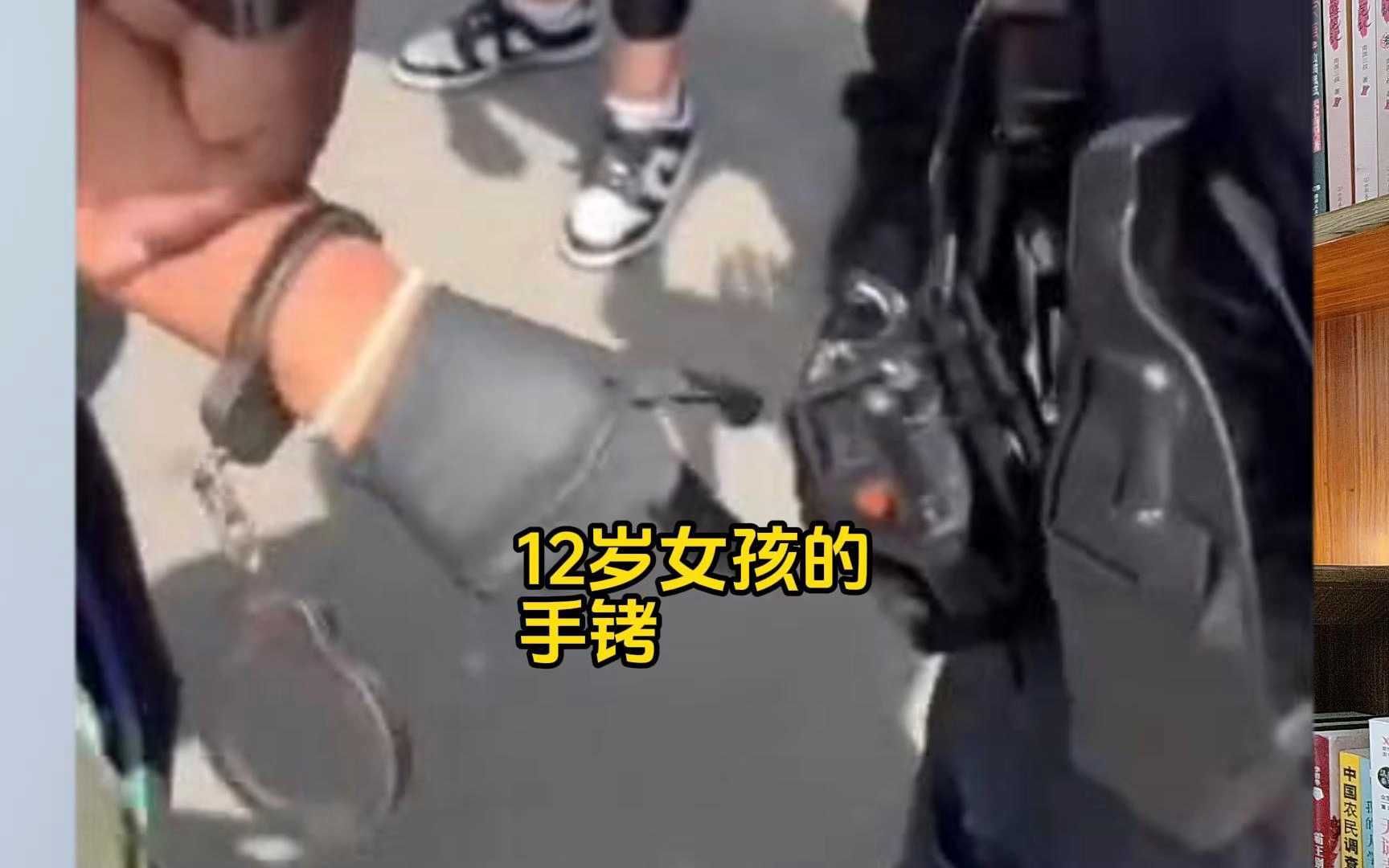 美国警察用手铐对付卖水果的12岁小女孩!