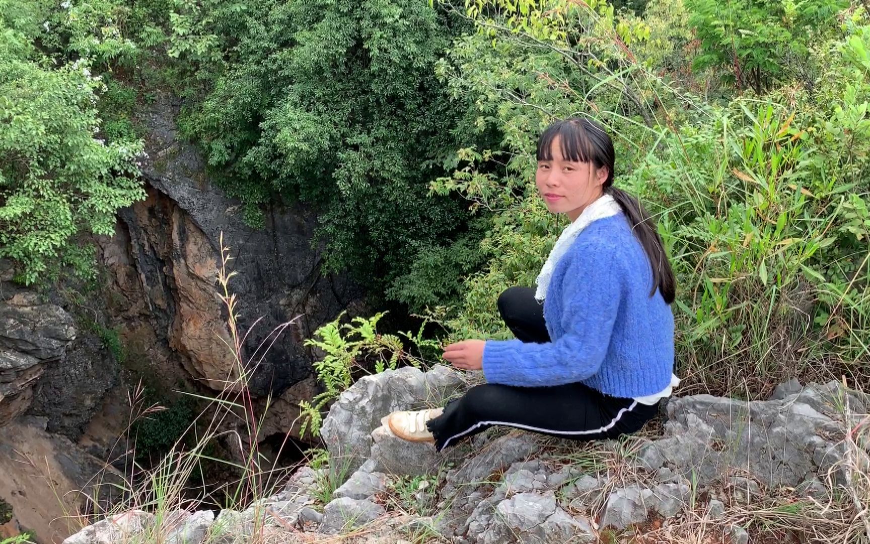 云南大山发现神秘天坑里面是个世外桃源姑娘直呼太美太壮观