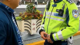 Tải video: 上海外滩交警小哥哥三种语言无缝切换，为来自五湖四海的游客提供帮助。