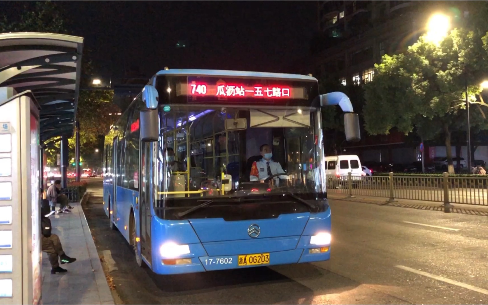 杭州公交利用混合动力公交车来洗脑