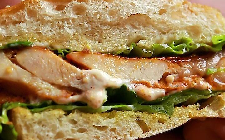 美食复刻~做了个一口咬下去全是肉的巨无霸板烧鸡腿堡.