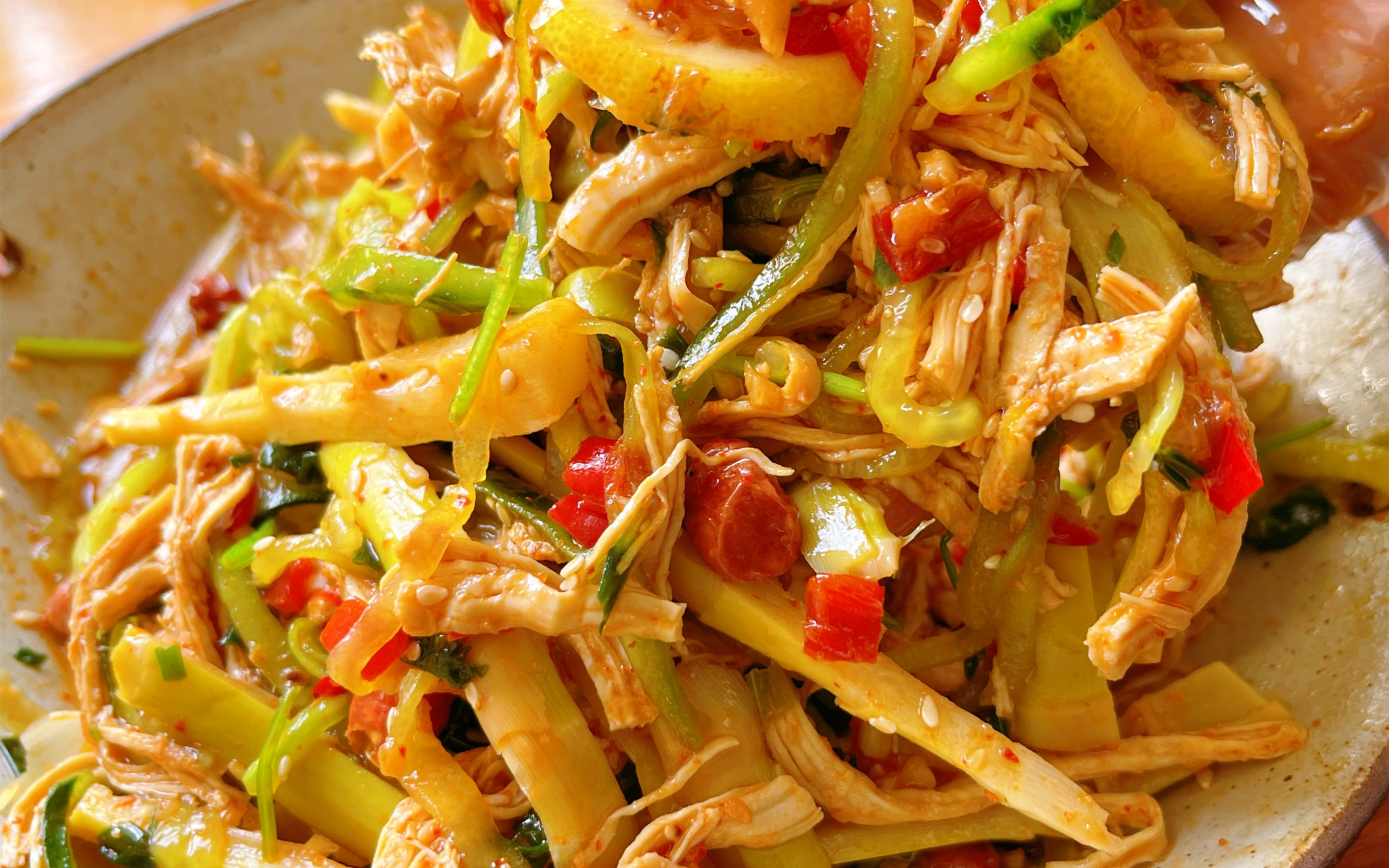 用家里的囤菜随手做柠檬手撕鸡,减脂入味,10分钟搞定!