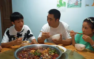 Скачать видео: 包立春嘴馋，桃子姐做一盆美蛙鱼头，麻辣鲜香，吃爽了