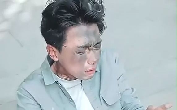 小伙天生头上长着一片乌云,无论走到哪里乌云都紧追不放