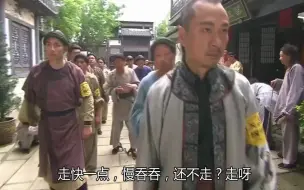 Скачать видео: 恶毒少爷到处躲藏，仇人发现了他，直接拿长鞭抽他