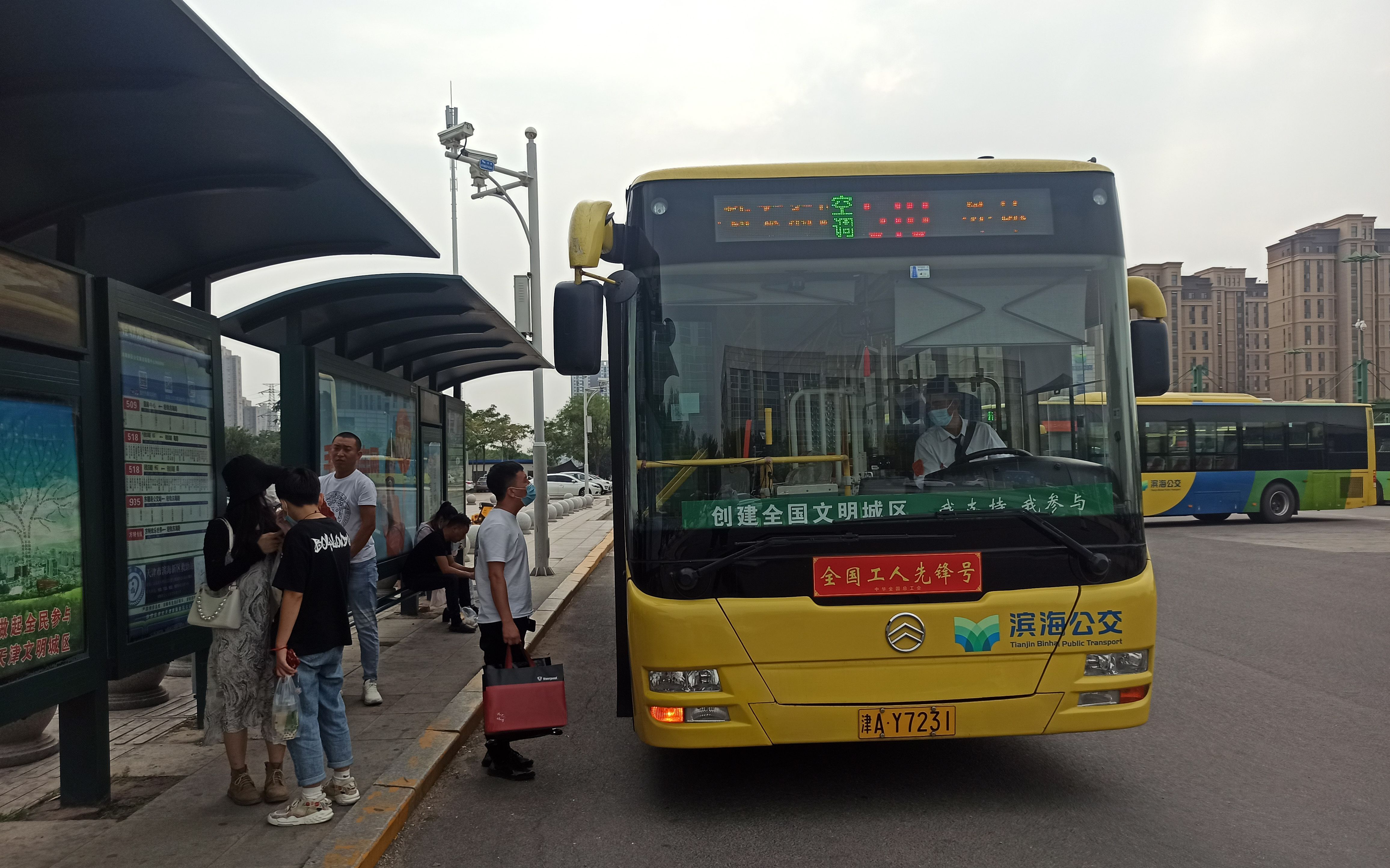 天津滨海公交pov518路外环轻轨东海路公交站轻轨东海路