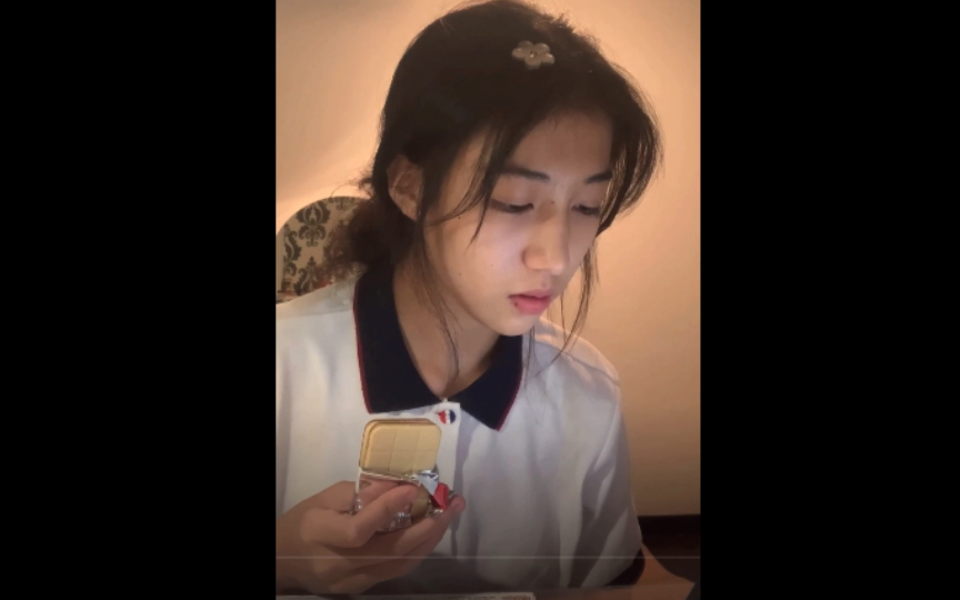 "令人感动的十分钟个人问答视频,很多人都对她很好奇