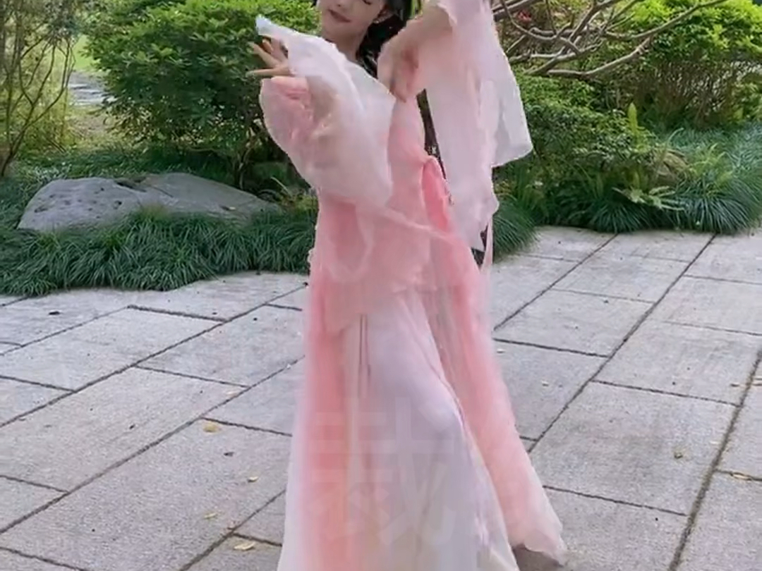 伊人春颂,可赞乎?