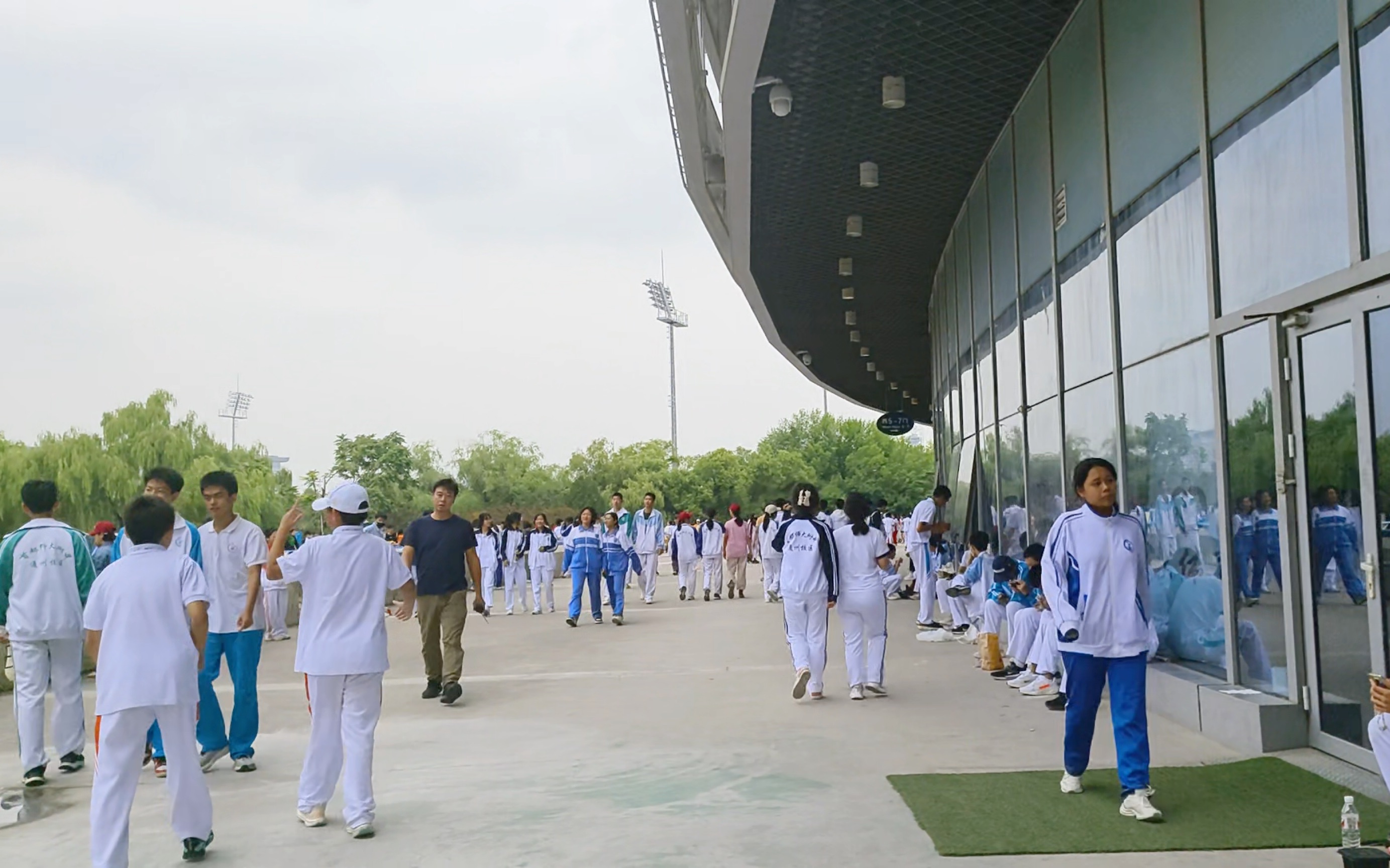 2024.9.26首都师范大学附属中学教育集团17校区联合万人运动会 绕场外一圈哔哩哔哩bilibili