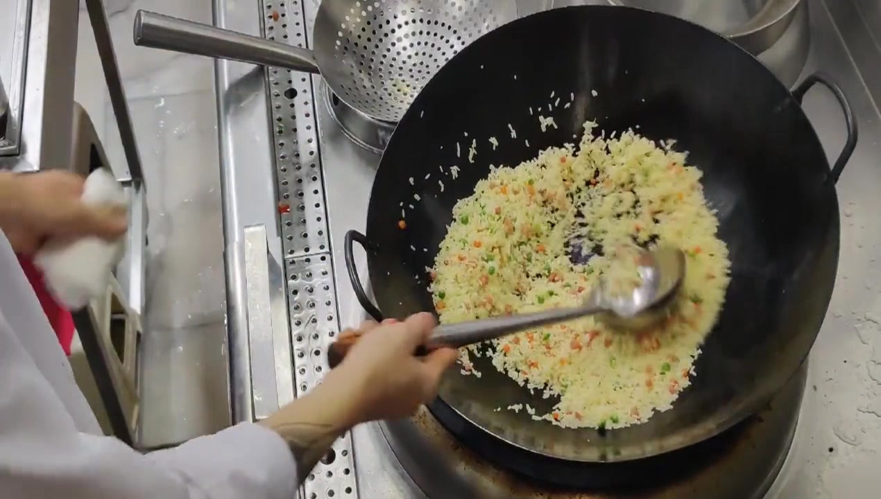 90后厨师炒饭不放酱油这种炒法第一次见老板见后加200工资