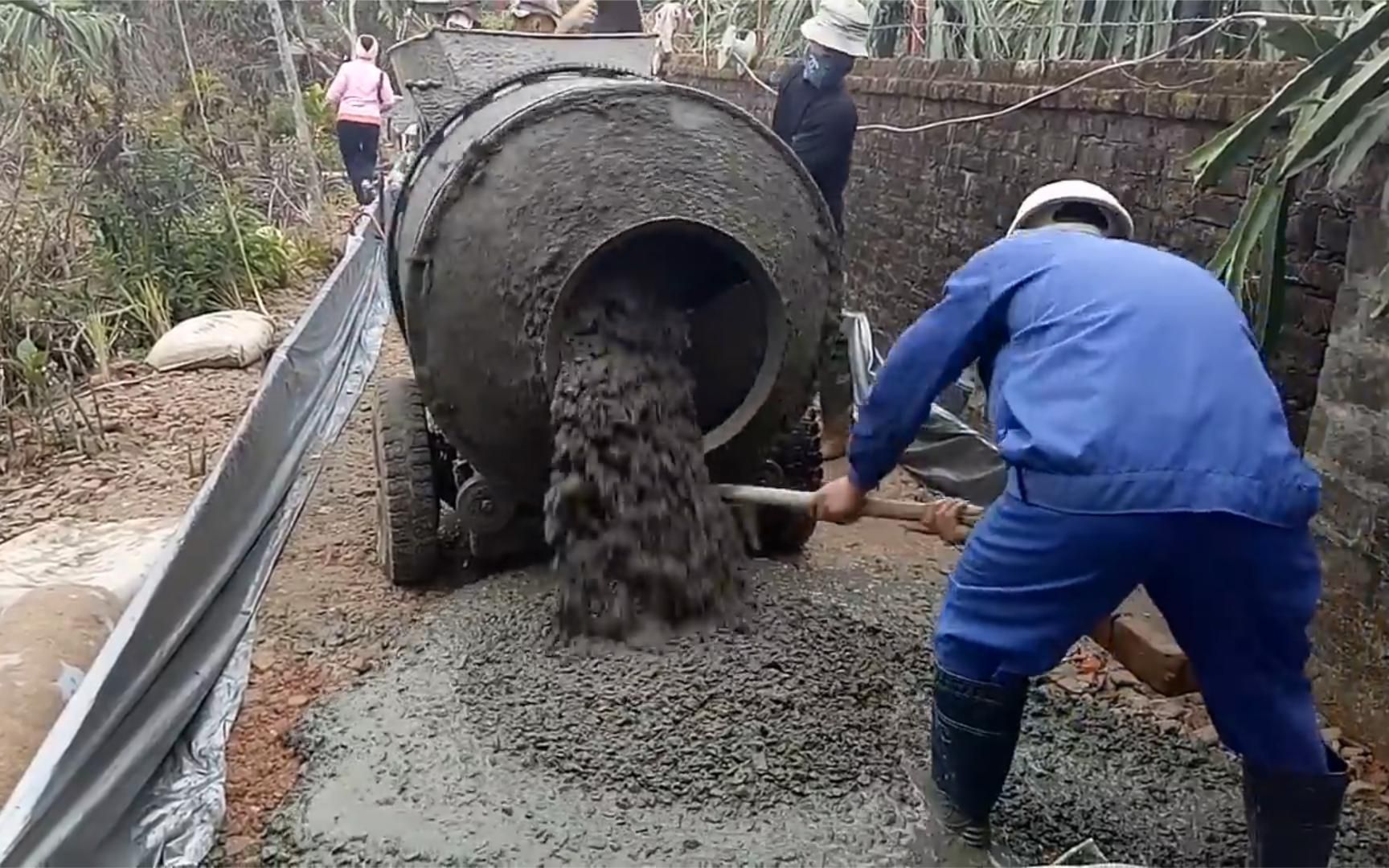 修建狭小的乡村公路,车辆无法进入,农民工建设反而显得很闹热!哔哩哔哩bilibili