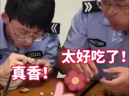 Скачать видео: 阿姨端来自己做的121颗茶叶蛋，辅警追到门口。。。