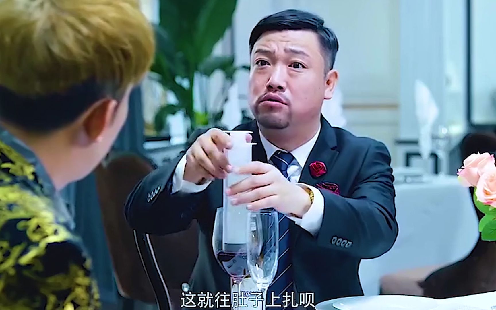 贾冰喝红酒直接用注射器,于洋更狠,喝酒前先来几片头孢当零食!