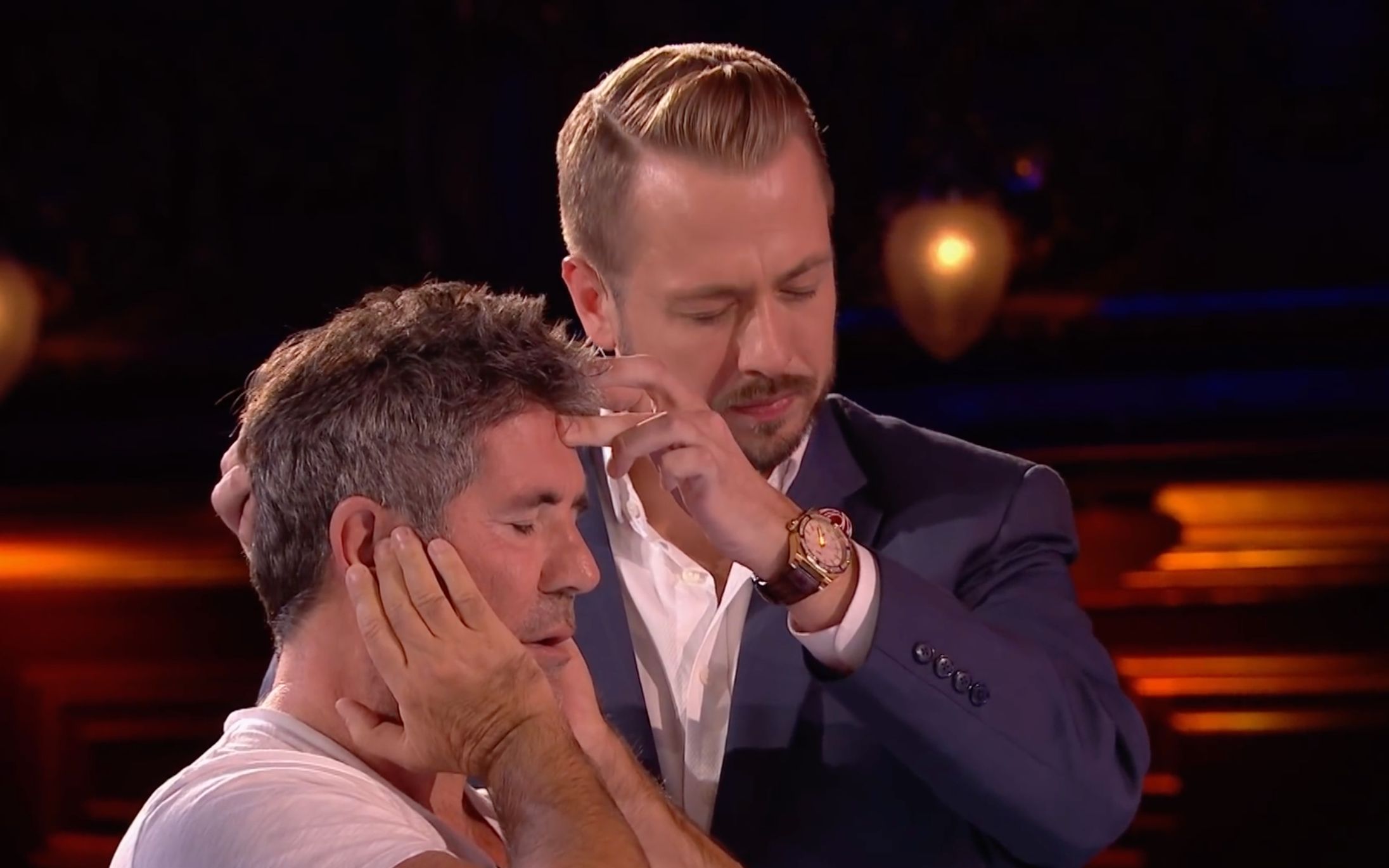 英国达人秀魔术夫妻竟会魔法展示惊人默契的配合