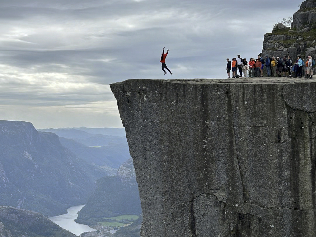 这块巨石陡峭地矗立在海边,悬崖的边缘就是万丈深渊.